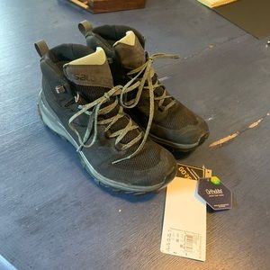 Salomon Women’s Outline Mid GTX Hiking boots